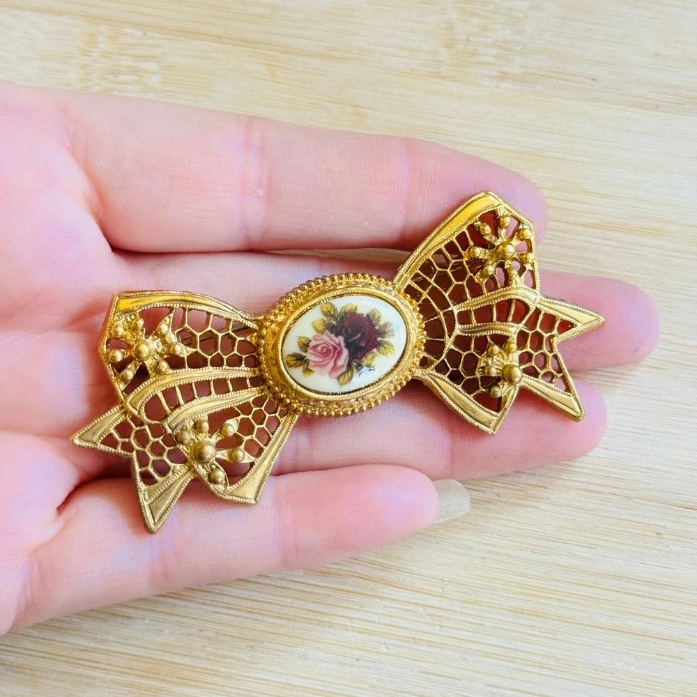 VTG 1928 Co French‎ Bow Rose Motif Brooch pin Flower Regal Gold Large Regency